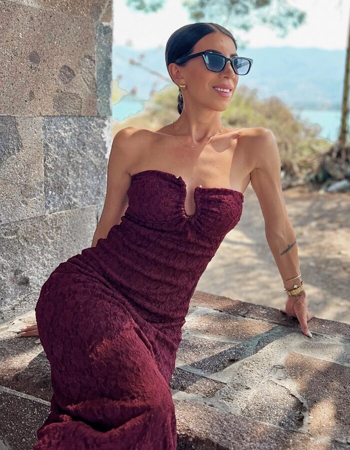Caitrin μπορντό φόρεμα στράπλες με ιδιαίτερο ντεκολτέ